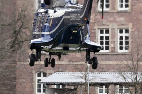 Ein Festgenommener wird mit dem Polizeihubschrauber nach Karlsruhe geflogen