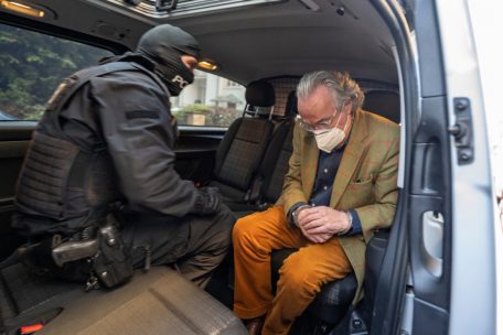 Ein festgenommener „Reichsbürger“ im Polizeibus