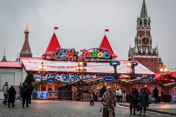 Russland / Die Sanktionen wegen des Ukraine-Krieges greifen, der Staat beschönigt