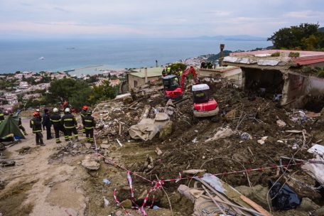 Rettungskräfte sind nach einem Erdrutsch auf der italienischen Insel Ischia im Einsatz