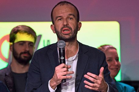 Manuel Bompard, proche de Jean-Luc Mélenchon, s'apprête à prendre sous les protestations la tête de LFI