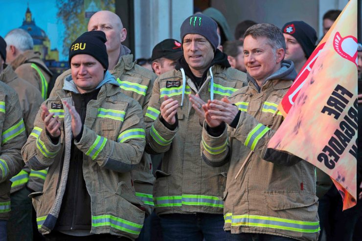 Großbritannien / Soldaten als Streikbrecher: Regierung will gegenüber Gewerkschaften hart bleiben