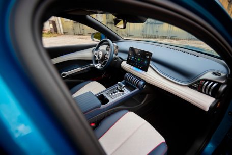 Der Atto 3 bietet viel Platz für fünf Personen und verfügt über einen Kofferraum von 440 Litern