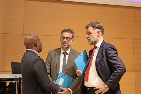Kooperationsminister Franz Fayot (r.) und Manuel Tonnar (M.) im April 2022 bei einem Treffen mit dem kapverdischen Botschafter