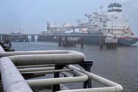Das Spezialschiff «Höegh Esperanza» liegt während der Eröffnung des LNG-Terminals in Wilhelmshaven vor Anker