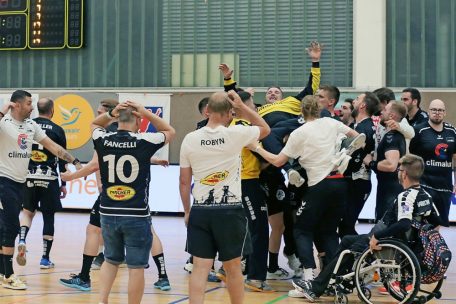 Hugo Figueira wird von seinen Teamkollegen für das Festhalten des Meistertitels 2022 gefeiert