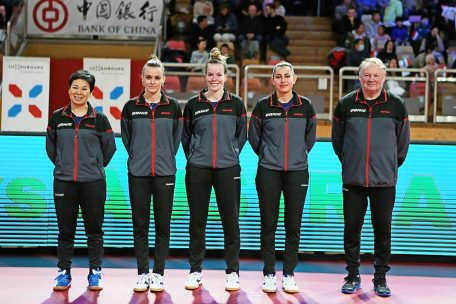 Die FLTT-Damen am Montagabend: Ni Xia Lian, Sarah De Nutte, Tessy Gonderinger, Ariel Barbosa und Trainer Tommy Danielsson