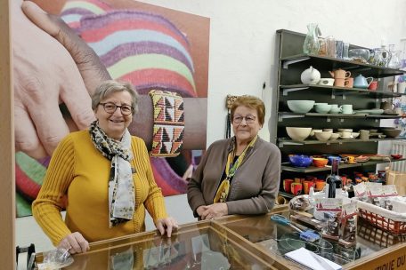 Marie-Rose Thoma und Kollegin Marcelle Ludwig („WeltButtek“)