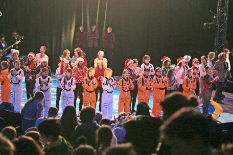 Die Künstlerinnen und Akrobatinnen nehmen gebührenden Applaus entgegen