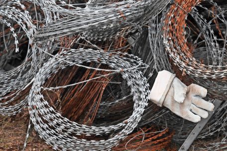 „Allein durchkämpfen“: Rasiermesserscharfer Stacheldraht liegt an den Außengrenzen der EU