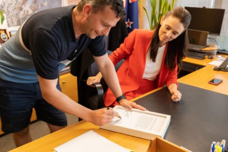 Neuseeland / Beleidigung von Oppositionschef durch Regierungschefin Ardern bringt 100.000 NZ-Dollar