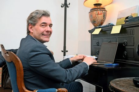 Alain Massen in seinem Büro für Psychotherapie