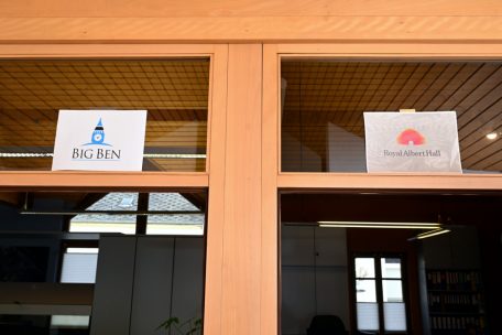 Rathaushumor in Stadtbredimus: Rechts geht es zum Bürgermeister, links zum „Service technique“ 