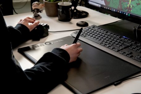 Hier entstehen ganze Konzepte für neue Computerspiele – oder kleine Elemente für bestehende Games: Bei Formsprache, Gestaltung und Farbe kann Game Artist Ilka Hesche ihrer Fantasie freien Lauf lassen.