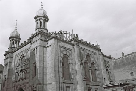 Die Synagoge wurde von August bis Oktober 1941 auf Anordnung der Besatzungsmacht durch die Baufirma Lucius Stein um Stein abgebaut