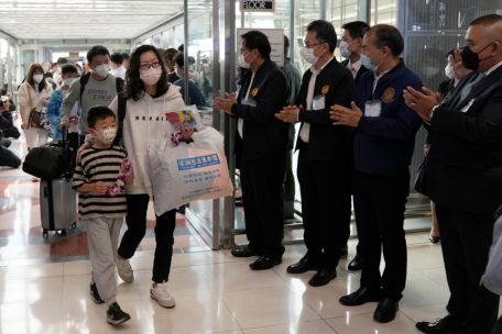 <br />
Die Chinesen kommen: In Thailand freut man sich, dass Peking soeben die Reisebeschränkungen gelockert hat – und begrüßt in Bangkok die ersten wieder eintreffenden Flugreisenden mit Applaus