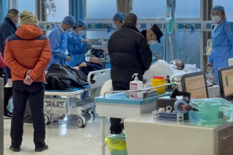 Peking: Medizinisches Personal untersucht einen älteren Patienten in der Notaufnahme eines Krankenhauses.