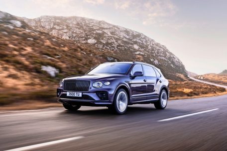 Bentley Bentayga EWB. Die Abkürzung „EWB“ steht für „Extended Wheelbase“ (zu Deutsch: „verlängerter Radstand“, Anm. d. Red.)