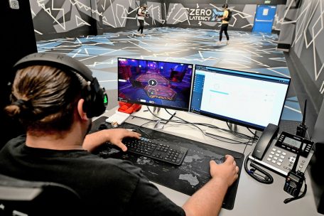 Während des Spiels überwachen die Mitarbeiter das Geschehen und geben Tipps, wie man die Herausforderungen in der virtuellen Welt meistern kann