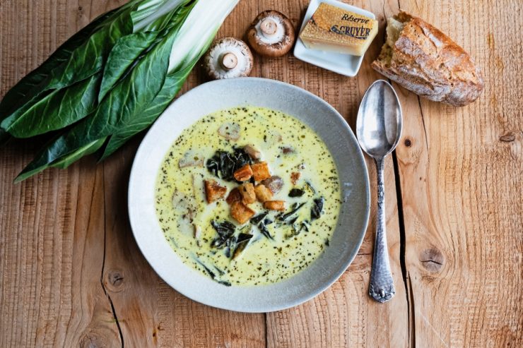 Rezept der Woche / Mit Schwips: Pilz-Mangold-Suppe mit Sauvignon Blanc und Gruyère