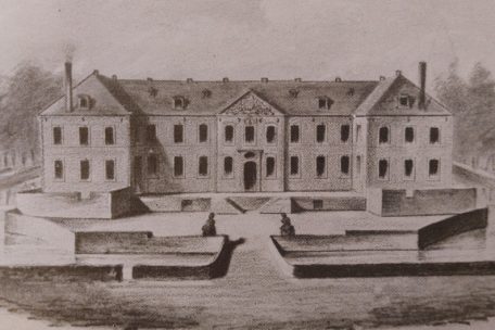 Nach dem Neubau im Jahr 1763 soll das Schloss Berwart, umgeben von Wassergr&auml;ben, als eines der sch&ouml;nsten Schl&ouml;sser der Region gegolten haben. Am Eingang sind die beiden Statuen zu erkennen.&nbsp; &nbsp;