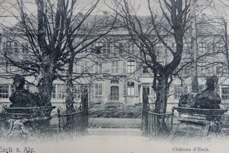 Hinter dem Schloss wachen die beiden Wassersphinxe &uuml;ber die kleine Br&uuml;cke &uuml;ber die Alzette