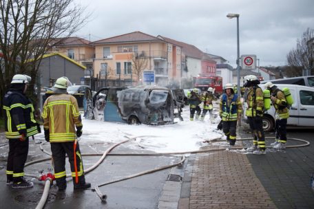 Der Transporter brannte infolge des bewaffneten Überfalls aus