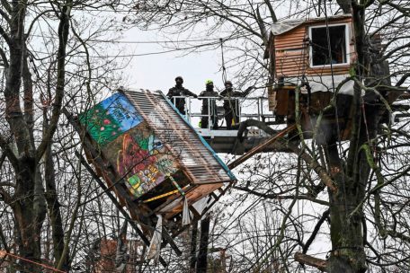 Die Polizei reißt am 12. Januar 2023 ein Baumhaus von Umweltschützern im westdeutschen Dorf Lützerath ab