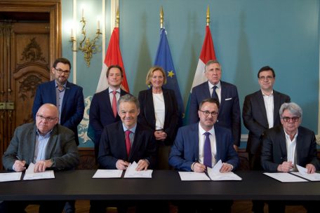 Die unterzeichnenden Sozialpartner nach den Tripartite-Verhandlungen Ende März 2022 …