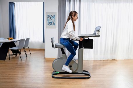 Go! Mit nach vorne weggeschobenem Schreibtisch kann es auf dem E-Kinekt von Acer auch etwas sportlicher zugehen