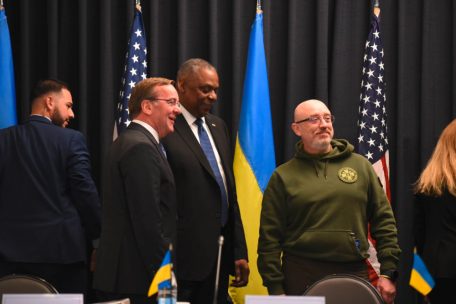 Der neue deutsche Verteidigungsminister Pistorius mit seinen Amtskollegen Lloyd Austin aus den USA und Oleksij Resnikow (von links) aus der Ukraine