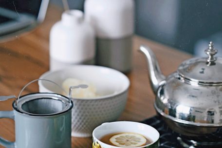 Fenchel, Thymian, Spitzwegerich und Salbei sind ideale Pflanzen für einen heilenden Tee. Eine Scheibe Zitrone im lauwarmen Tee verleiht eine Extra-Portion Vitamin C.