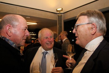 EU-Kommissar Nicolas Schmit (r.) plaudert mit IVV-Direktor Roby Ley (l.) und Wine-Tour-Guide Georges Krack