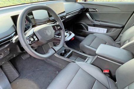 Der MG4-Innenraum punktet mit einem aufgeräumten und übersichtlichen Cockpit, bequemen Sitzen und viel Platz