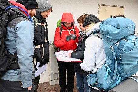 Schülerinnen und Schüler sprechen sich nochmal mit den Tutorinnen ab