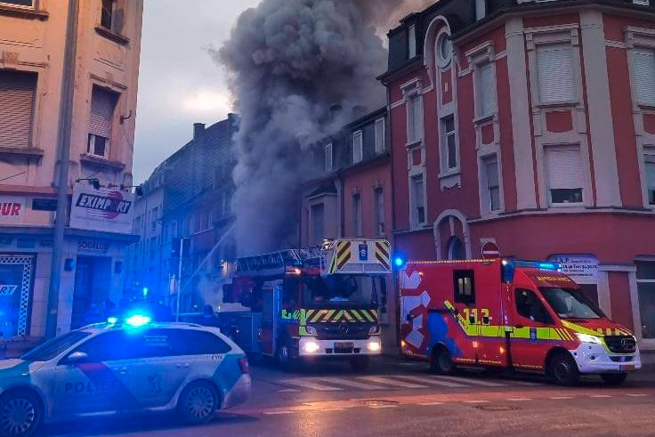 Sonntagmorgen / Eine Person schwer verletzt bei größerem Hausbrand in Esch