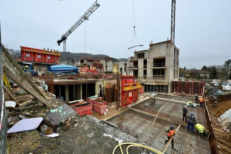 Im Ortskern entstehen gerade mehrere Wohngebäude. Daneben soll bald das Parkhaus mit grüner Lunge gebaut werden.