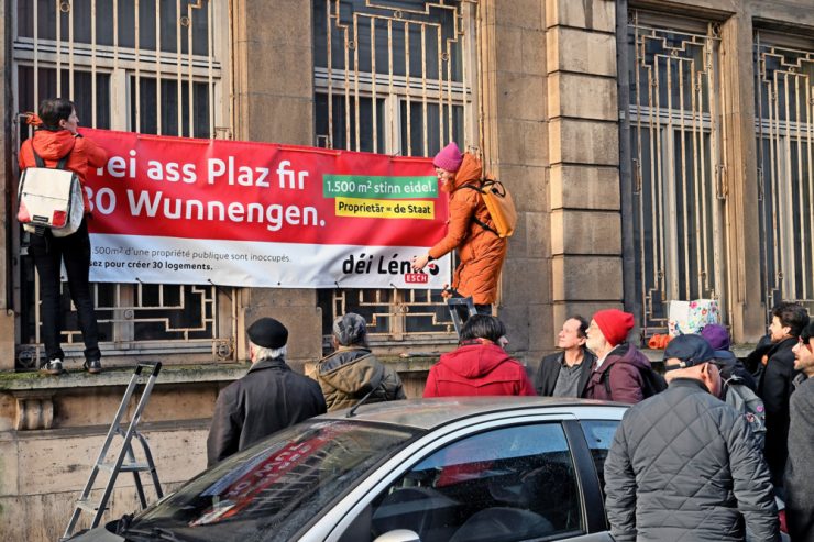 Esch / Nein zum Leerstand: Protestaktion von „déi Lénk“ vor dem alten Steuerbüro
