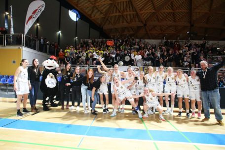 Nina Goedert (mit dem Pokal) und ihre Teamkolleginnen vor dem lautstarken Fanklub des Black Star