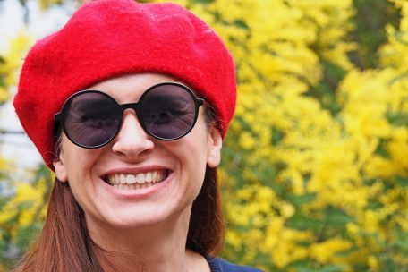 Erkennungszeichen: rote Baskenmütze. Virginie Benessiano bietet in ihrem Citroën 2CV Touren durch die Mimosenwälder an