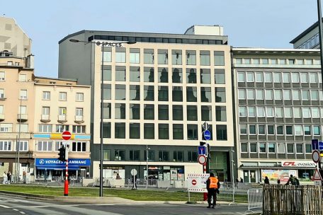 Der Bahnhofsvorplatz sieht mittlerweile ganz anders aus als früher: Moderne Bürogebäude statt des allerersten Postgebäudes im Bahnhofsviertel