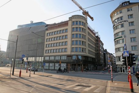 Fließender Übergang vom denkmalgeschützten Gebäude zur neuen Post