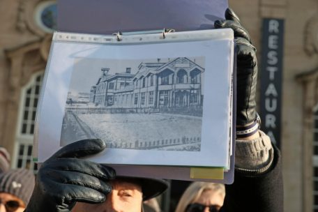 Der Historiker Robert Philippart hält eine Ansicht des alten Postgebäudes in die Höhe