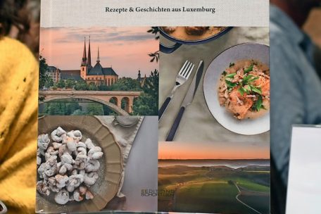 Das vorgestellte Rezept stammt aus dem Buch:<br />
Carlo Sauber<br />
„Ketty Thull – Heimatgefühle. Rezepte & Geschichten aus Luxemburg“<br />
Editions Schortgen<br />
Esch/Alzette 2021<br />
197 S., 39,50 Euro