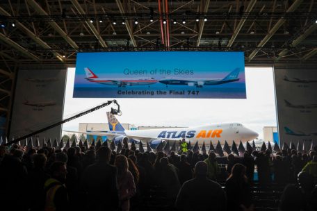 Aktuelle und ehemalige Mitarbeiter, Kunden und geladene Gäste nehmen an einer Zeremonie anlässlich der Auslieferung der letzten Boeing 747 im Boeing Future of Flight Museum in Everett, Washington, am 31. Januar 2023 teil.