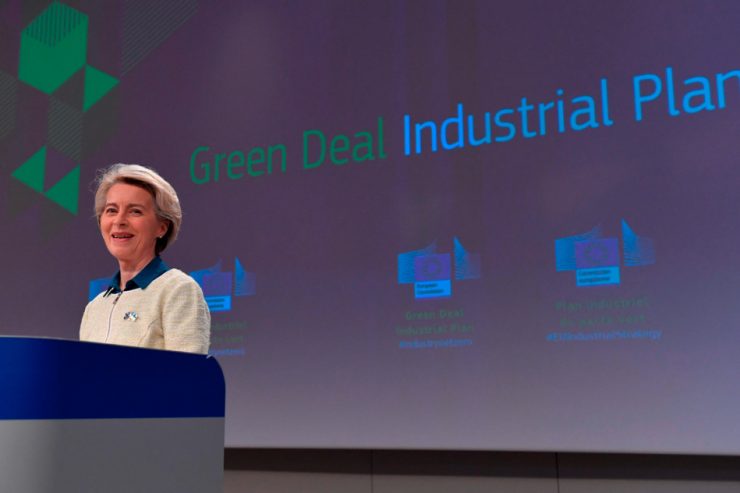 „Green Deal“ für die Industrie / Brüssel lockert als Antwort auf US-Subventionsplan Beihilfe-Regeln