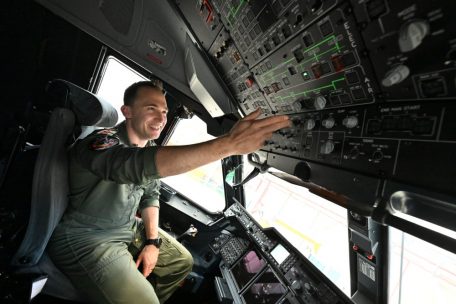Das Cockpit des A400M ist übersät mit Knöpfen, Schalter und Bildschirmen