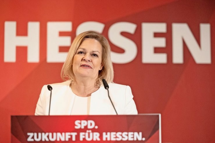 Deutschland / Doppelrolle von Innenministerin Faeser stößt auf geteiltes Echo