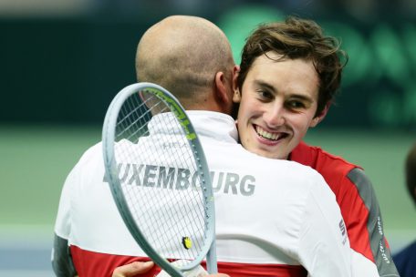 Kapitän Gilles Muller gratuliert seinem Schützling Alex Knaff zum Sieg