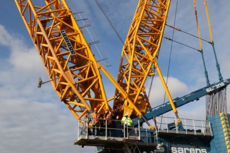 Der Kran kommt aus Belgien und wiegt selbst 1.000 Tonnen